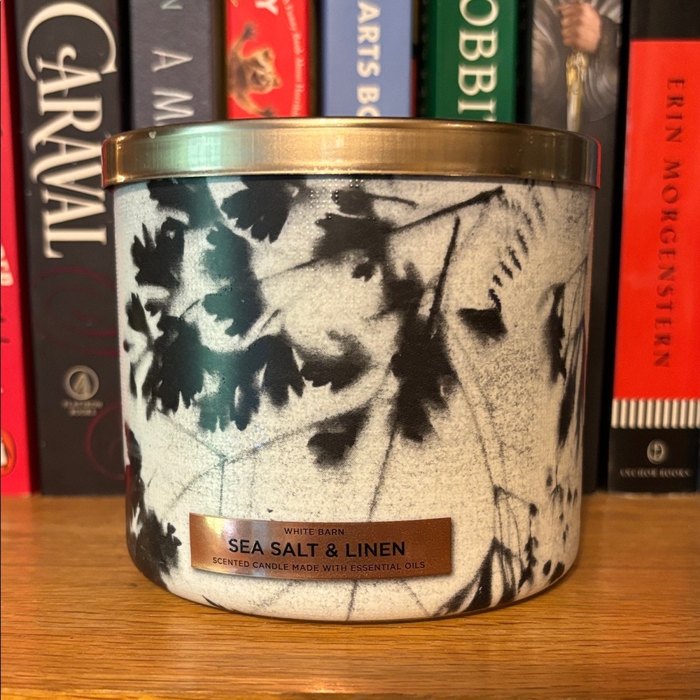 White Barn Sea Salt and Linen 3-wick Candle